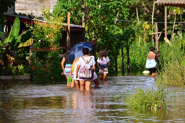 Prefeito visita moradores afetados pela cheia do rio Jari.
